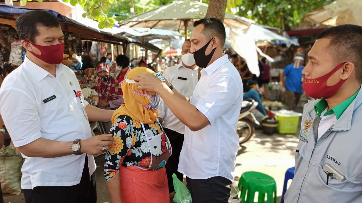 Baznas Bagikan Face Shield Kepada Pedagang Pasar Tradisional