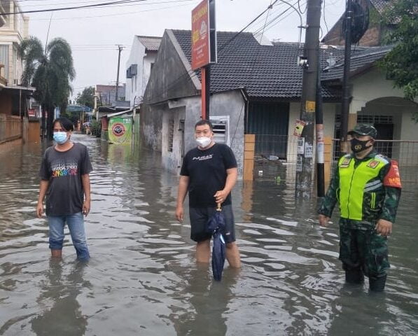 Prajurit Kodim 0733 BS Bantu Warga Terdampak Banjir  