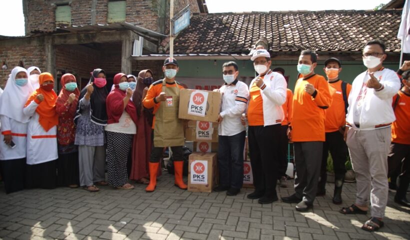Ringankan Korban Banjir, PKS Kota Semarang Terjunkan Ratusan Relawan dan Bagikan Paket Bantuan