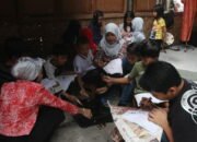 Ngabuburit, Anak-anak Ini Membatik dengan Pola Unik