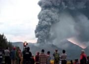 Bandara Abdul Rahman Saleh Dibuka Lagi,Bromo Masih Erupsi