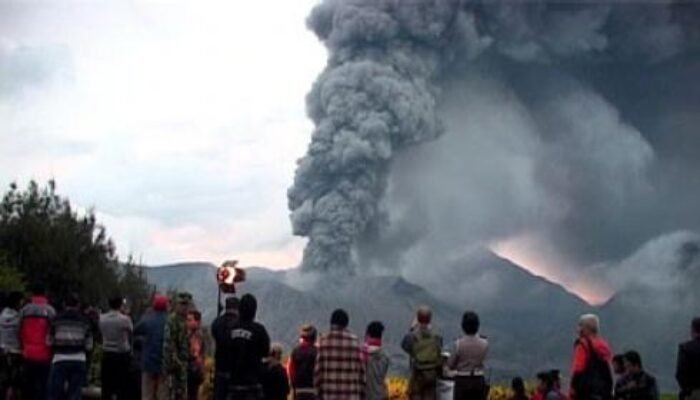 Bandara Abdul Rahman Saleh Dibuka Lagi,Bromo Masih Erupsi
