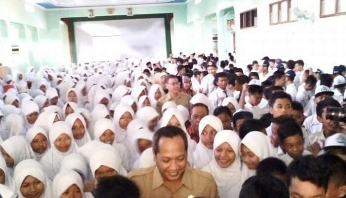 Hari Perdana Tahun Ajaran, Mas Alex jadi Guru SMPN 7 Pekalongan