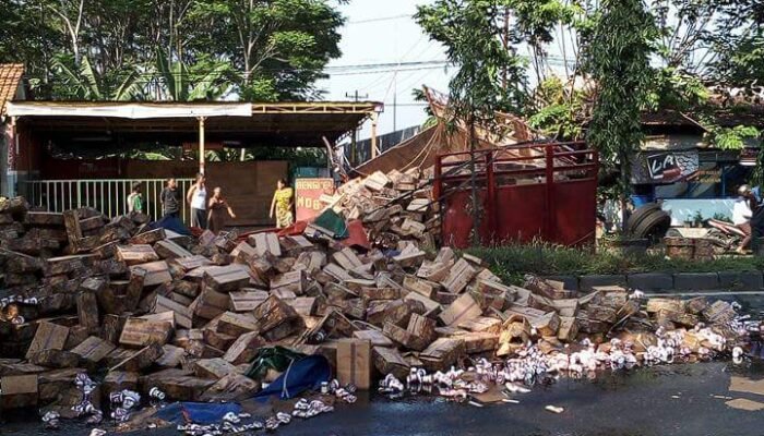 Hindari Angkutan, Truk Air Kemasan Terguling
