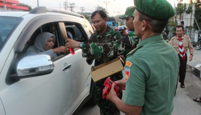 KORAMIL TUGU bagikan Takjil bagi Pemudik yang Melintas