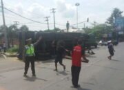 Truck Pakan Ayam Oleng di Pertigaan Hanoman