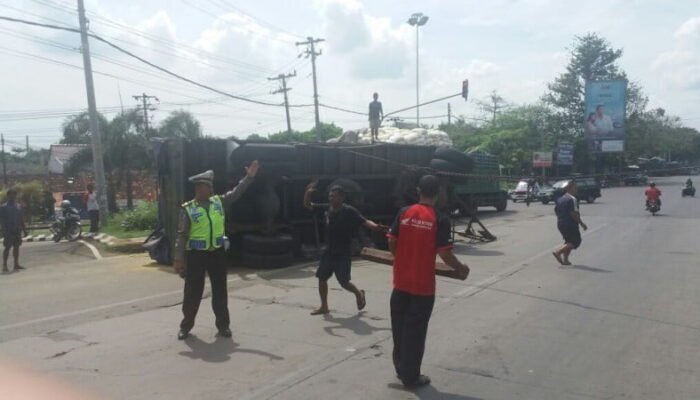 Truck Pakan Ayam Oleng di Pertigaan Hanoman