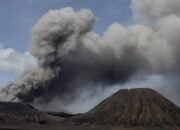 Gunung Bromo Mulai Lontarkan Material Pijar