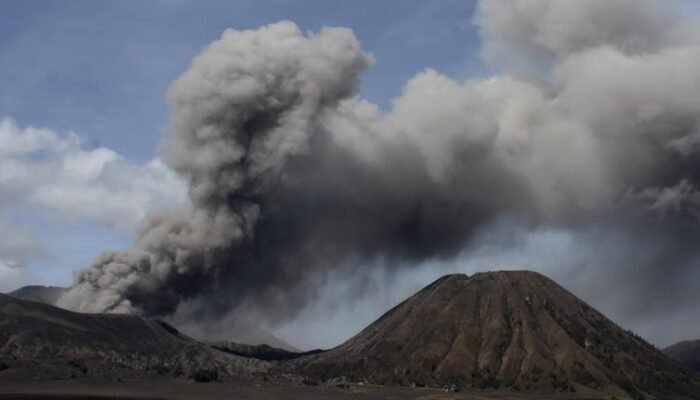 Gunung Bromo Mulai Lontarkan Material Pijar