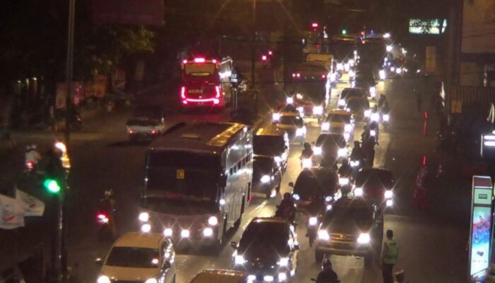Solusi Macet, Bangun Jalan Tol atau Pembenahan Transportasi Massal?