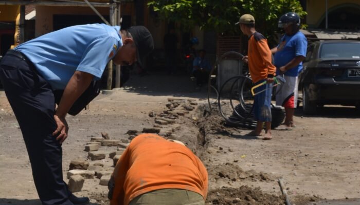 Dukung Kampung Bahari, PDAM Tirta Moedal Pasang Pipa di Tambak Lorok