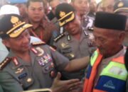 Kunjungi Tambak Lorok, Kapolri Bagi Al Quran, Sembako dan Pelampung