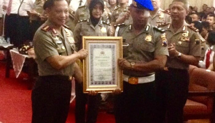 Kapolri Beri Penghargaan Kenaikan Pangkat ke Bripka Bambang