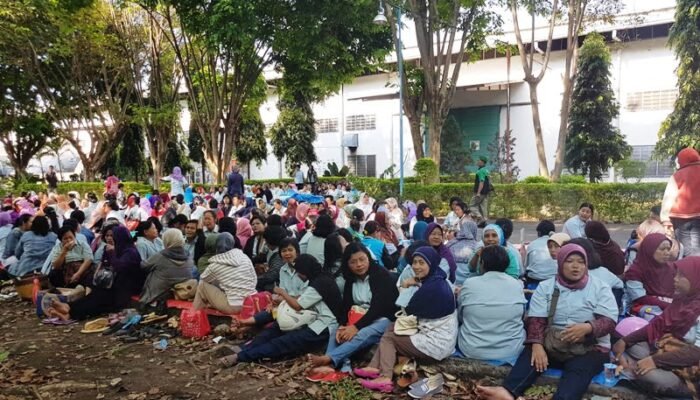 Empat Bulan Tanpa Kejelasan, Ribuan Pekerja Simoplast Geruduk Pabrik