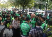 Tarif Per KM Turun, Ratusan Driver Go-Jek Gelar Aksi