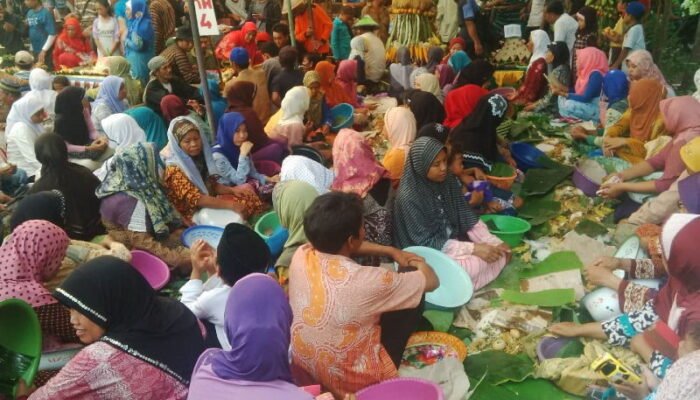 Diawali Doa, Perang Nasi Tumpah di Desa Milir Grobogan