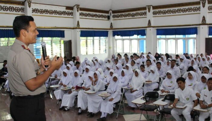 Kapolres Grobogan Sampaikan Kuliah Umum di STIKES An Nur