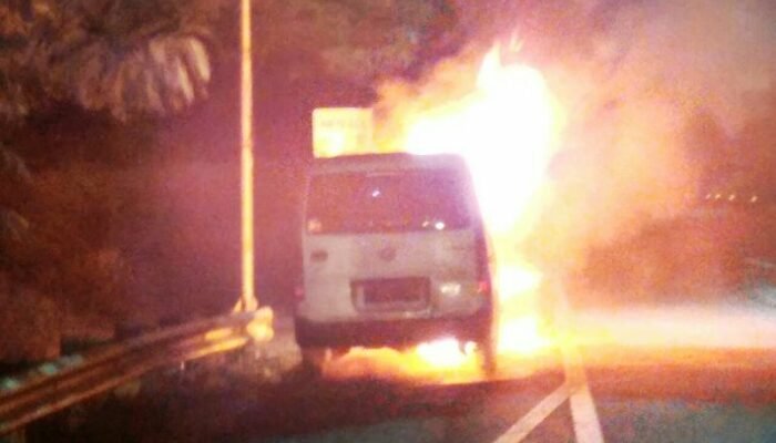 Korsleting, Mobil Terbakar di Pintu Tol Tembalang