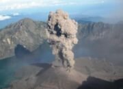 Gunung Barujari Kembali Meletus