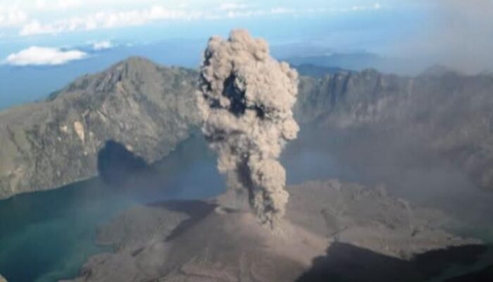 Gunung Barujari Kembali Meletus