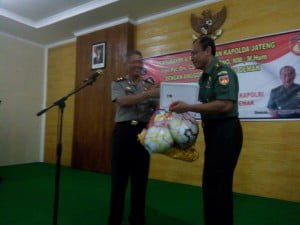 Tekankan Persaudaraan TNI-Polri, Kapolda Jateng Beri Dandim Demak Bola Voli