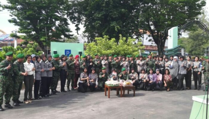 Berkunjung ke Markas Kodim 0716/Demak, Kapolres Berikan Tumpeng di HUT TNI ke 71