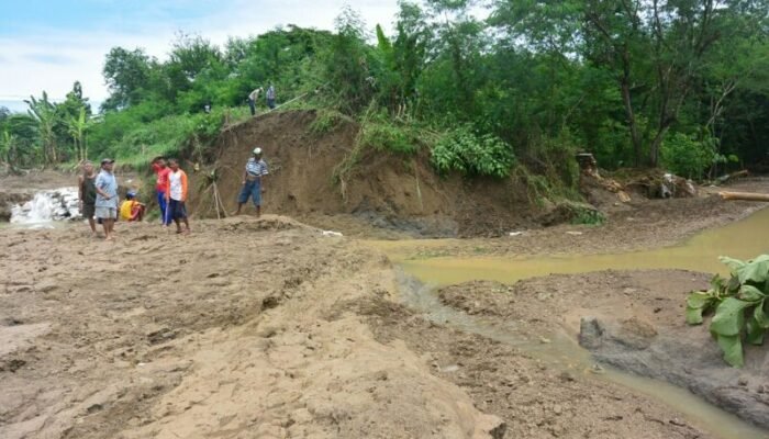 Lima Titik Jebolan Sungai Tuntang Ditambal