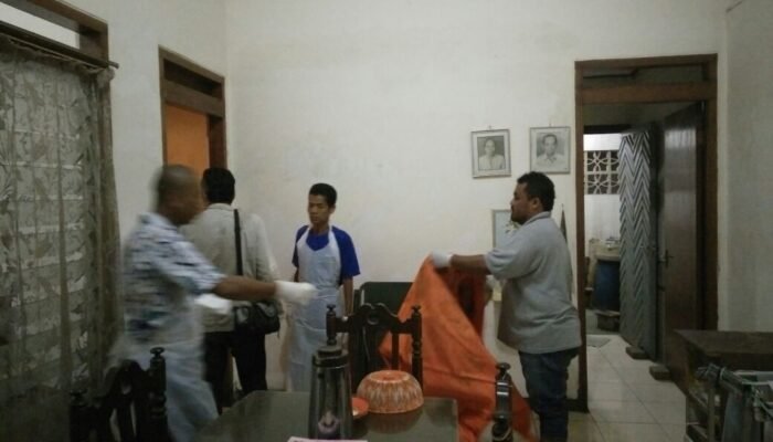 Manula ditemukan Tewas Membusuk Dirumahnya