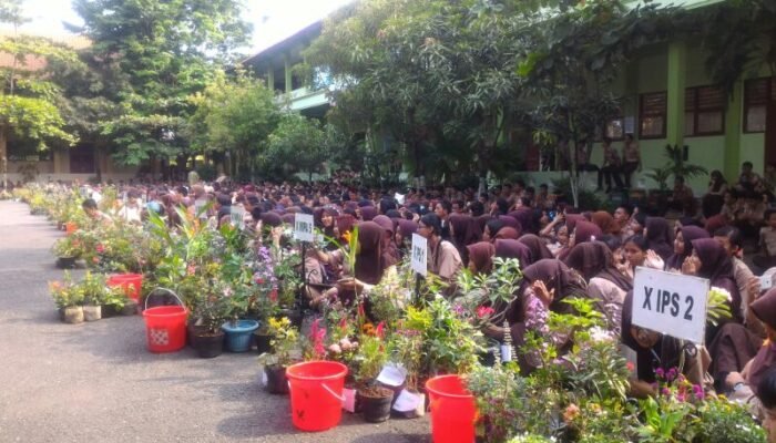 SMAN 14 Semarang Tebar Ribuan Ikan Nila di Sungai