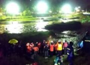 Dua Pemancing Terjebak di Tengah Sungai Kanal Barat