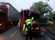 Sopir Mengantuk, Truck Bahan Kimia Tabrak Truck Pasir
