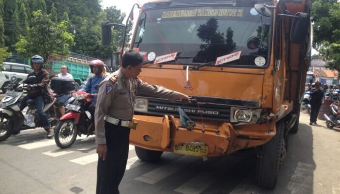 Truck Tabrak Delapan Mobil dan Dua Sepeda Motor di Ngaliyan