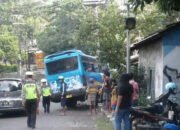 Hindari Motor, Bus Tabrak Mobil dan Tiang Telpon
