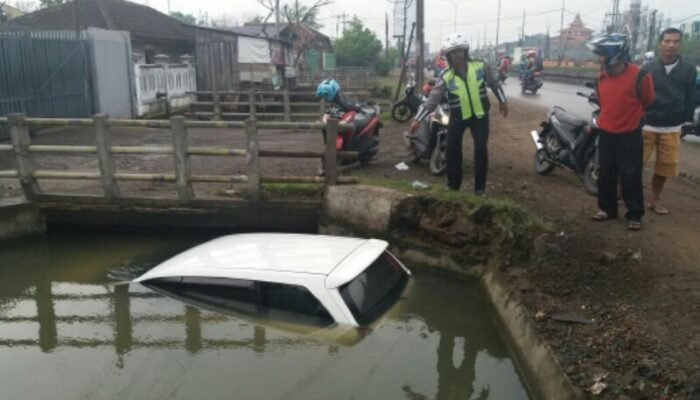 Kaget Disalip Truck, Anggota Brimob Srondol Nyemplung Parit