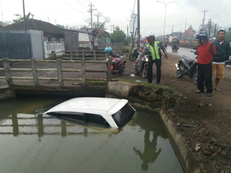 Kaget Disalip Truck, Anggota Brimob Srondol Nyemplung Parit