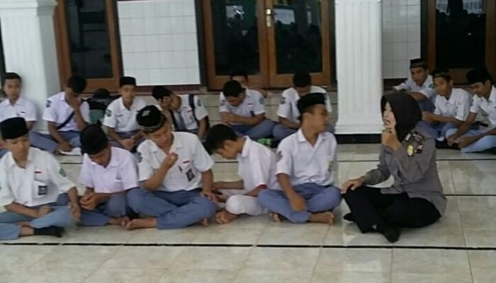 Cegah Kenakalan Remaja Bhabinkamtibmas Polsek Godong Terjun ke Sekolah