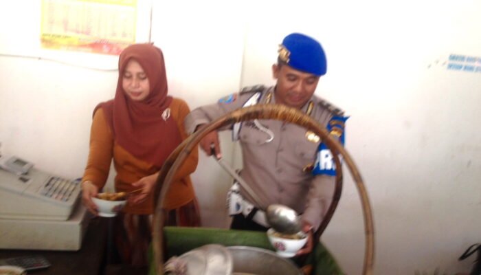 Anggota Provost Polrestabes Ini Gratiskan Soto Setiap Hari Jum’at