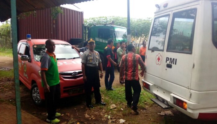 Diduga Sakit Pria Tanpa Identitas Ditemukan Di Gardu Kebun BSB Mijen
