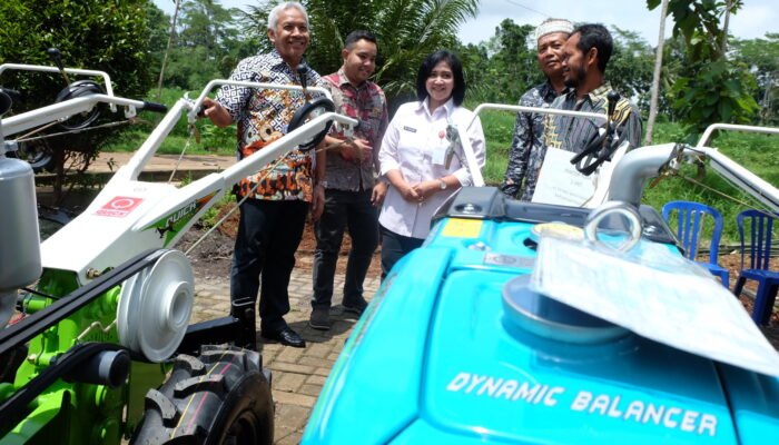 Petani Semarang Dapat Traktor Baru