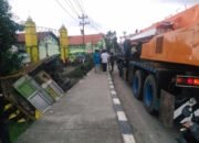 Rem Blong, Truk Pengangkut 100 Motor Terguling di Tikungan Tugu