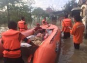 Relawan Selamatkan Nenek Dari Kepungan Banjir