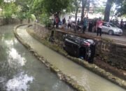 Hindari Motor, Mobil Milik Pegawai Pemkot Terjun Ke Sungai