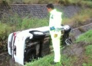 Ban Selip, Mobil Ini Nyungsep di Jalan Tol