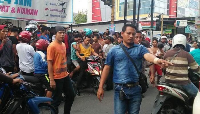 Rampas HP Pelajar, Dua Begal Diamuk Massa