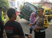 Truk Tronton Bermuatan 38 Ton Kapas Terguling di Simongan