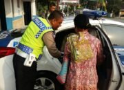 Polisi Grobogan Bantu Nenek Yang Ditelantarkan Cucunya