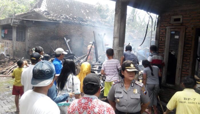 Ditinggal Pergi Pemiliknya, Rumah Terbakar