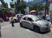 Rem Blong, Tronton Tabrak Honda Jazz di Manyaran