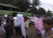 Ganjar Datang Warga Geram