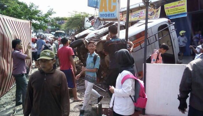 BREAKING NEWS : 6 Kendaraan Bermotor Terlibat Kecelakaan di Tanjakan Silayur Ngalian